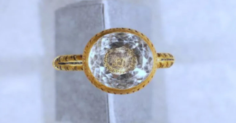 Anello d&rsquo;oro di 370 anni fa scoperto nel Regno Unito